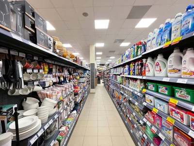 BUTIKKREYLLER - LEVERING OG MONTERING I DEN NYE BUTIKKEN I "TOPPEN" BUTIKKNETTVERK 13